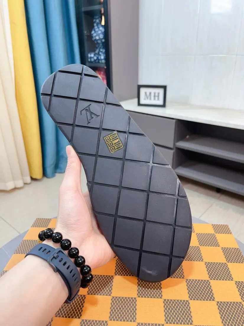 Men's shoes 💰340🌹🌹 (lv-Louis Vuitton) New men's slippers, high-end boutique, exquisite embossed logo decoration on the upper, fine workmanship, super soft soles, casual, loose and comfortable, a must-have in summer! \nsize：38-44